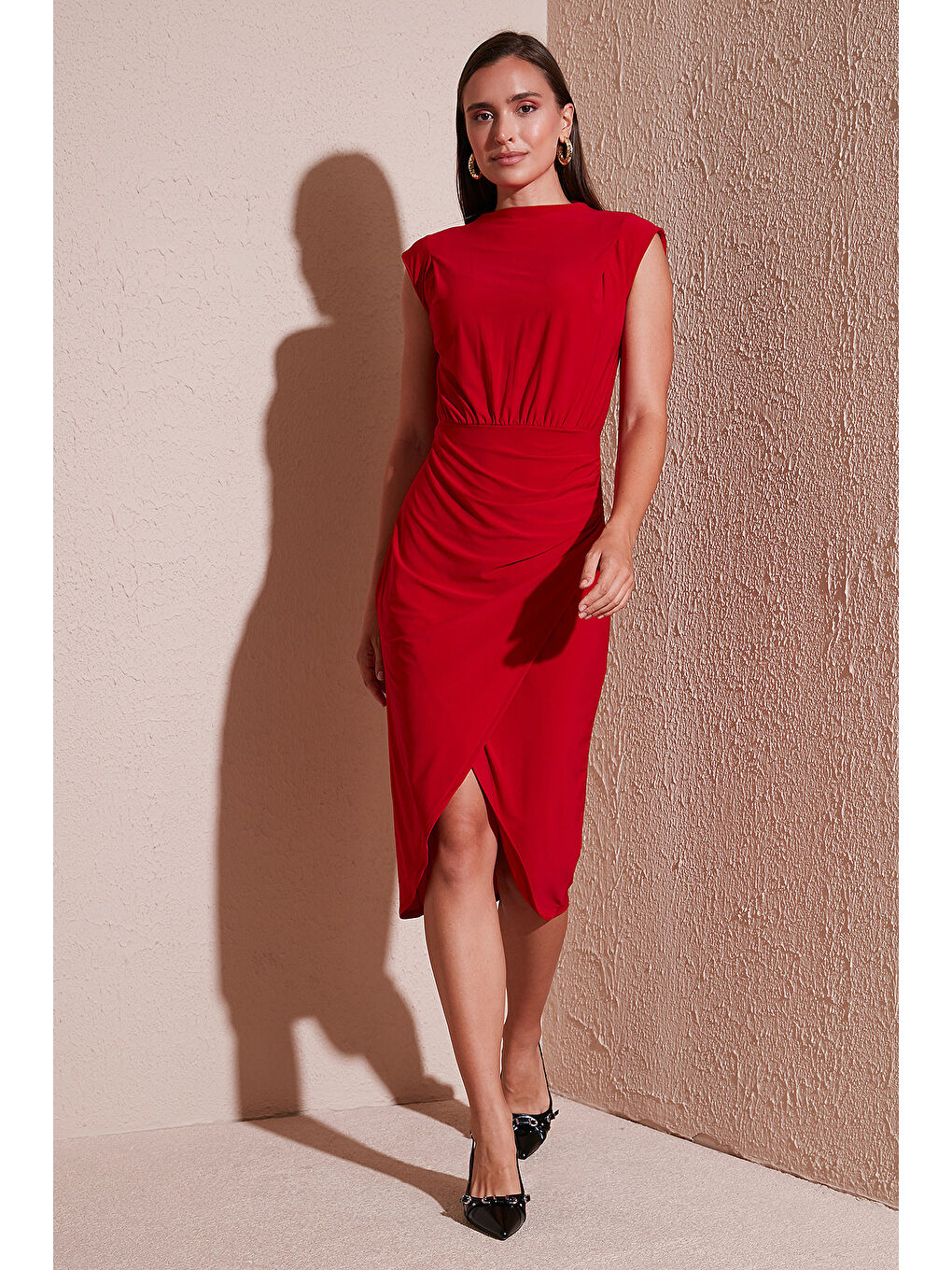 Kırmızı Drape ve Yırtmaç Detaylı Sıfır Yaka Kolsuz Midi Boy Elbise 611EL694-1