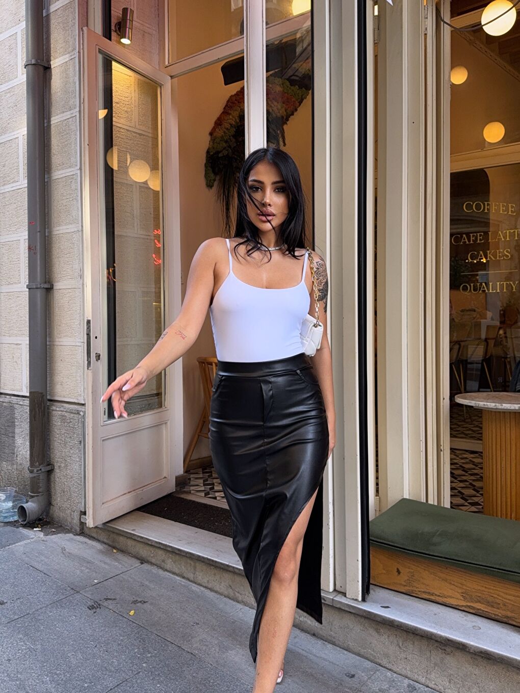 Siyah Yırtmaç Detay Deri Etek-2