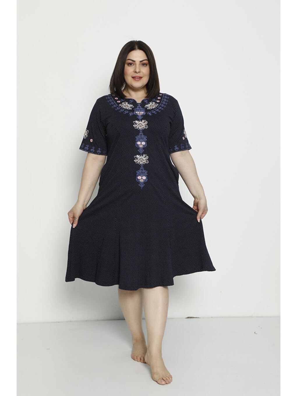 Lacivert Puantiyeli Cepli Nakış Detaylı Büyük Beden Kısa Kollu Penye Modal Pamuklu Elbise-2