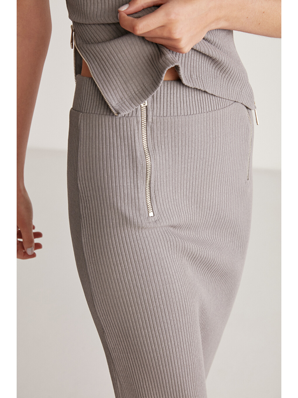 Lauren Kadın Slim Fit Fermuar Detaylı Midi Gri Etek-3