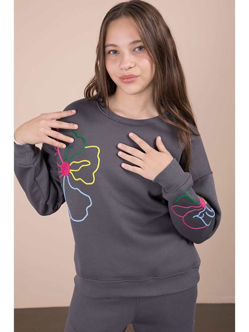 Gri Füme Çiçek Nakış Detaylı Geniş Paça Kız Çocuk Şardonlu Takım 23285-1