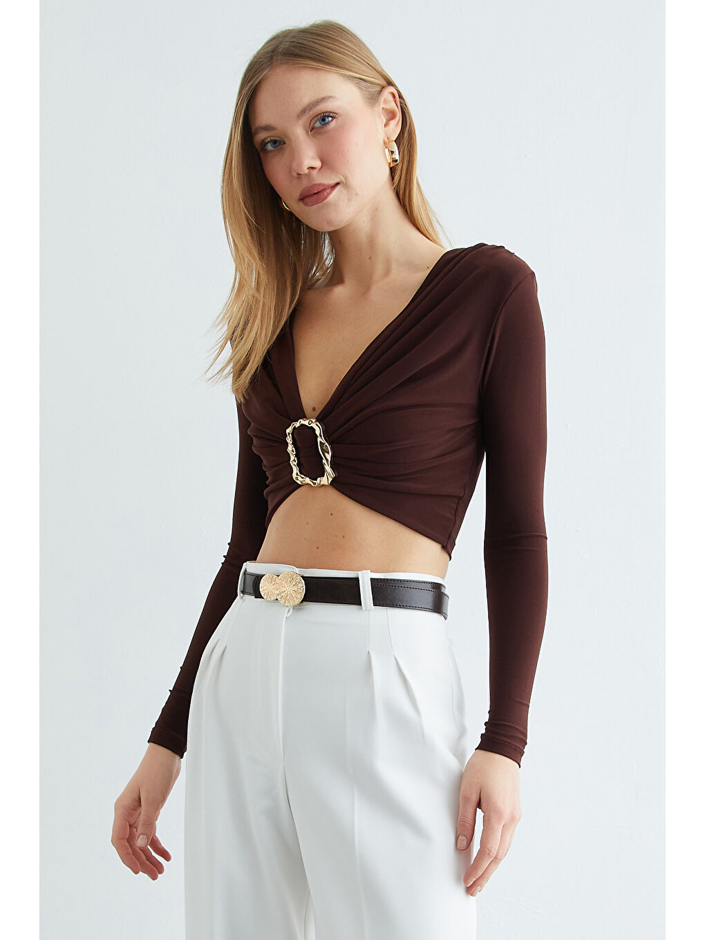 Kahverengi Drapeli Tokalı Omuz Vatkalı Crop Bluz-2