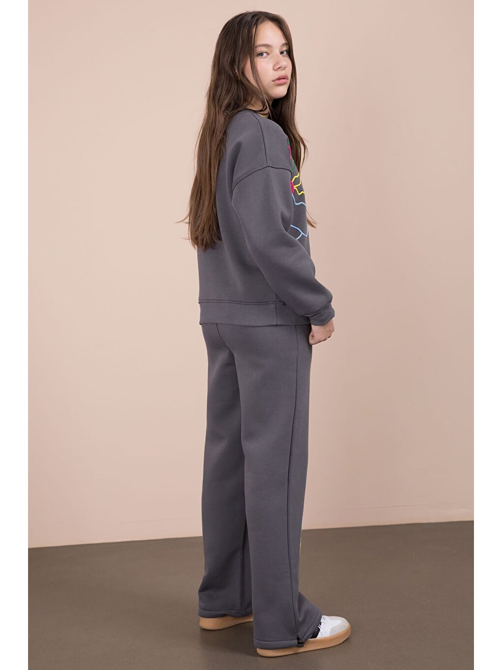 Gri Füme Çiçek Nakış Detaylı Geniş Paça Kız Çocuk Şardonlu Takım 23285-2