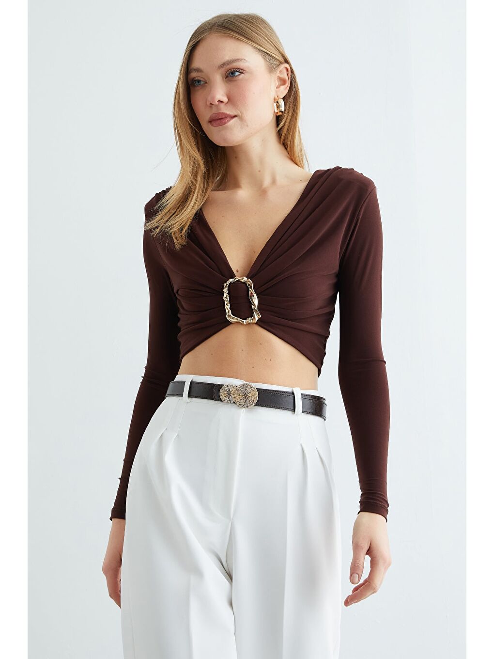 Kahverengi Drapeli Tokalı Omuz Vatkalı Crop Bluz-3
