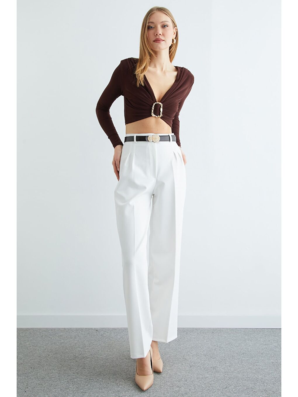 Kahverengi Drapeli Tokalı Omuz Vatkalı Crop Bluz-4