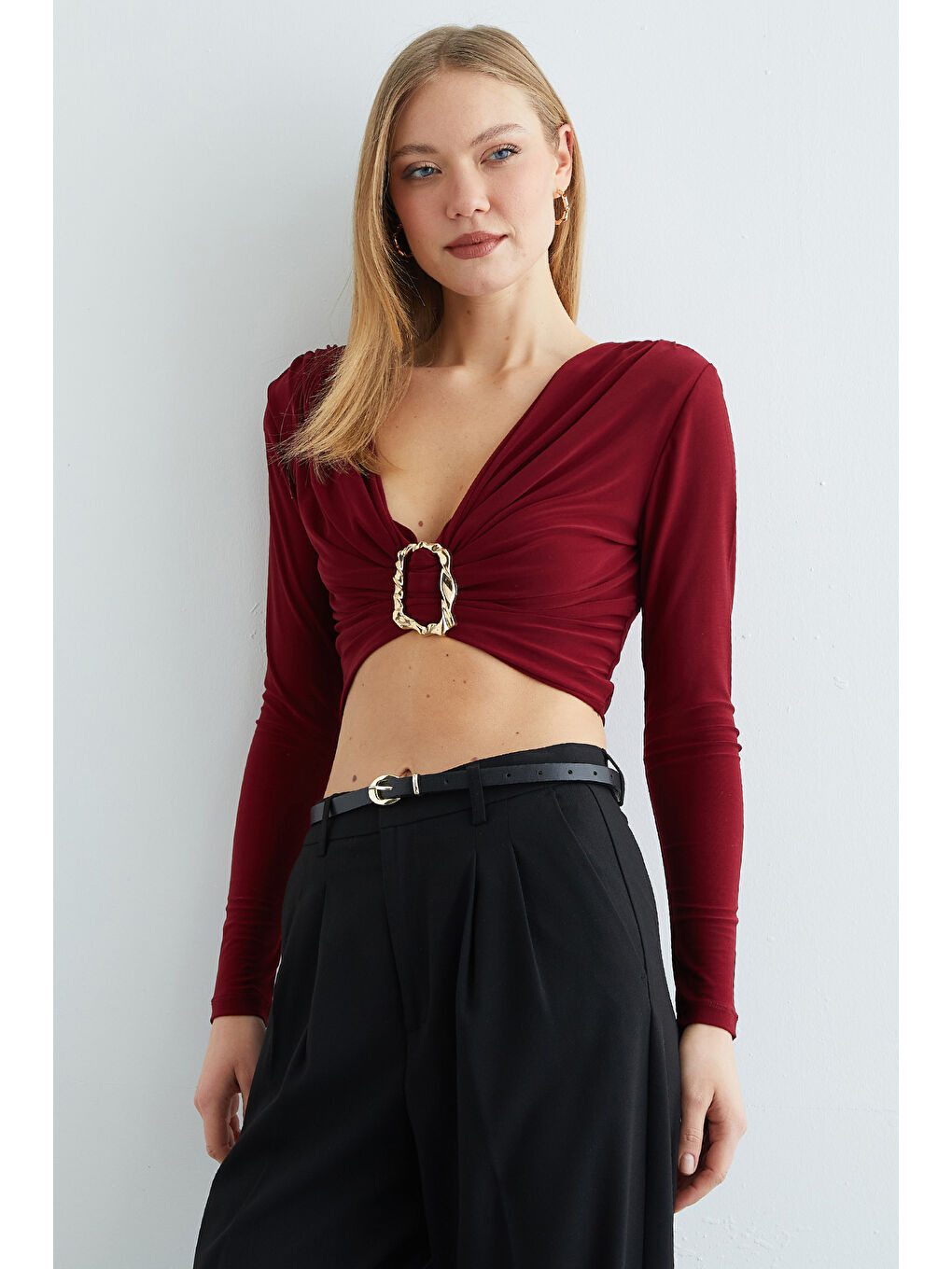 Bordo Drapeli Tokalı Omuz Vatkalı Crop Bluz-3