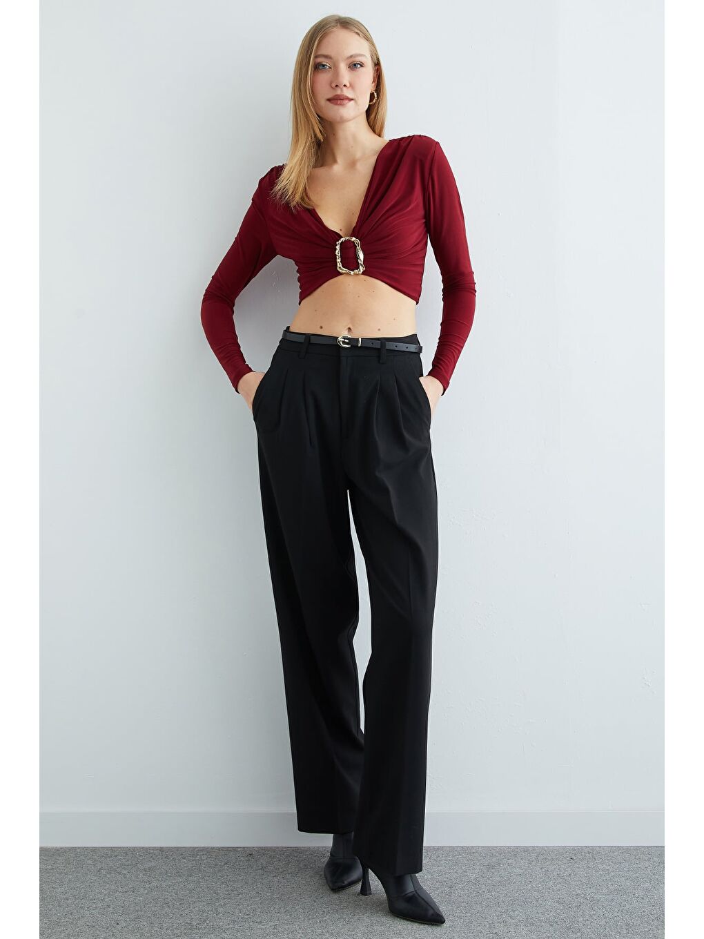 Bordo Drapeli Tokalı Omuz Vatkalı Crop Bluz-4