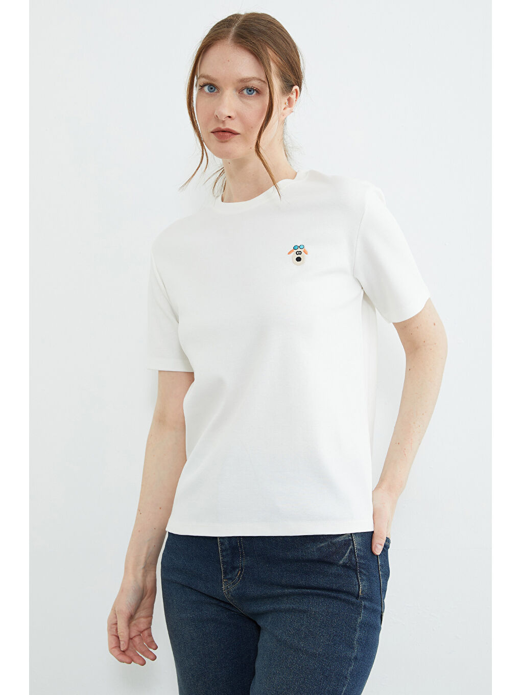 Beyaz Köpek Nakışlı Bisiklet Yaka Tişört