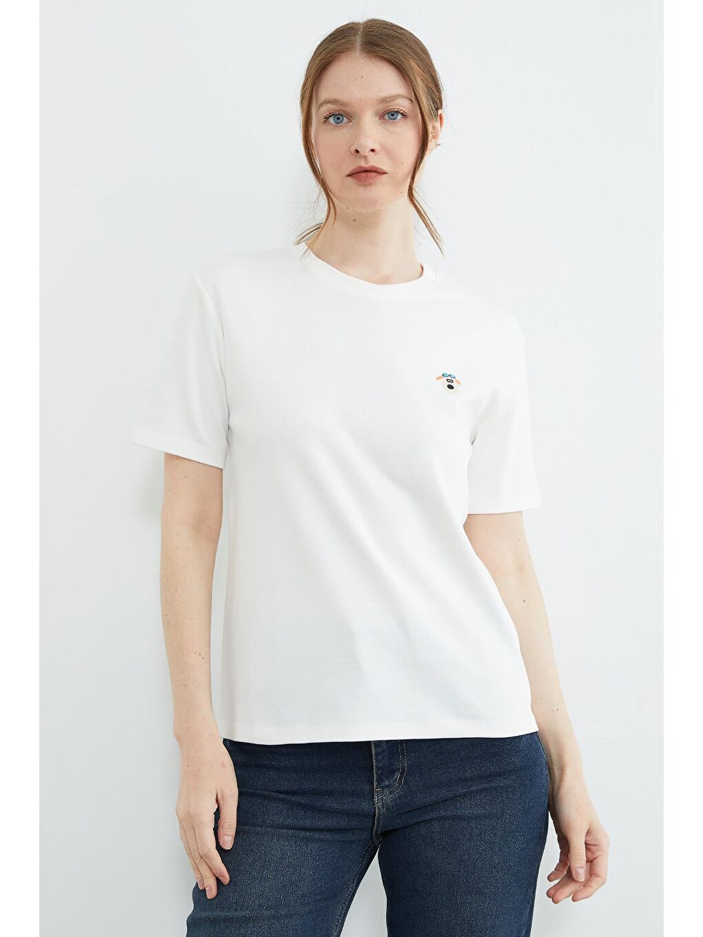 Beyaz Köpek Nakışlı Bisiklet Yaka Tişört-1