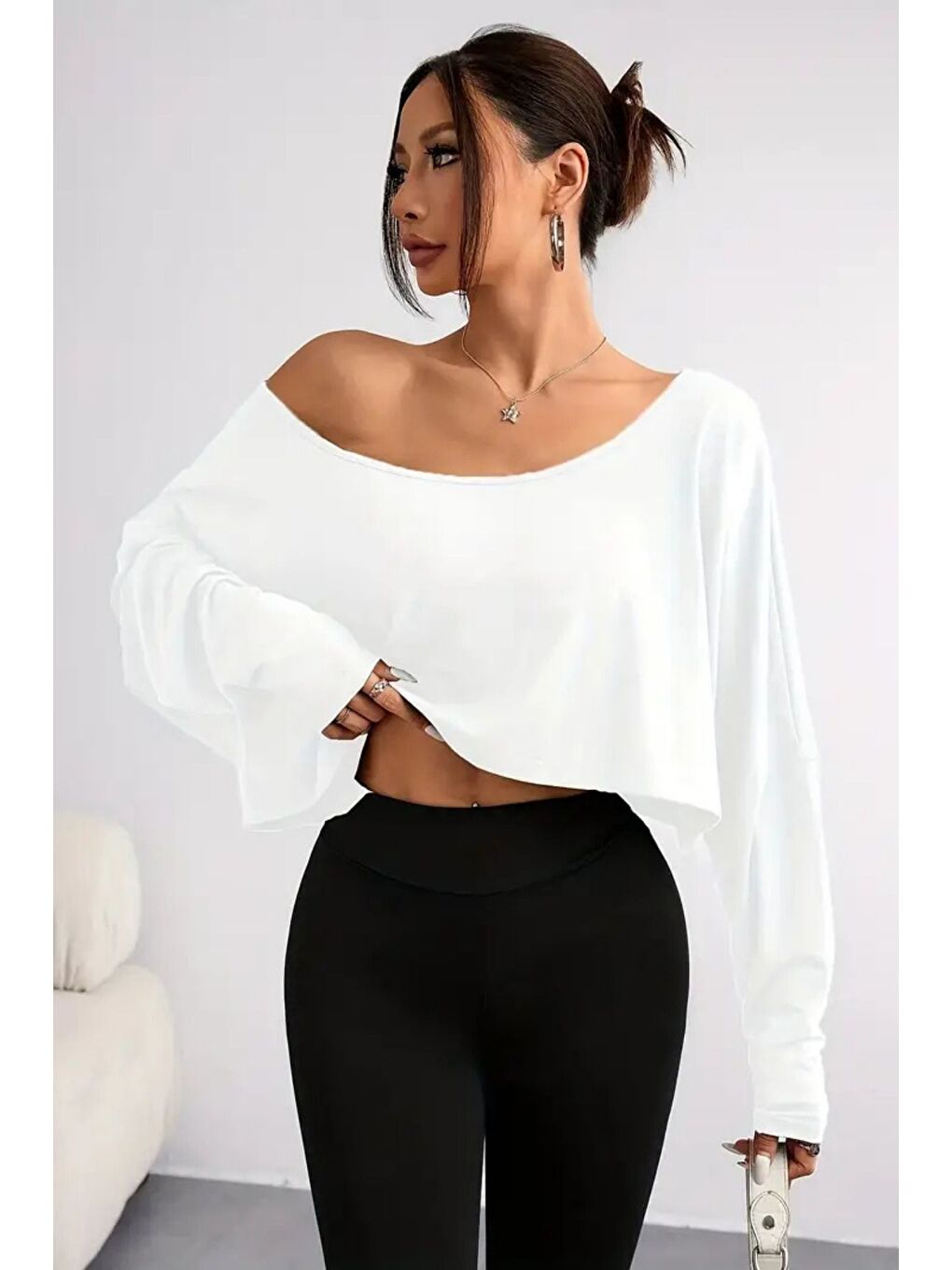 Beyaz Kadın Düşük Omuz Kayık Yaka Oversize Uzun Kollu Crop T-Shirt-2