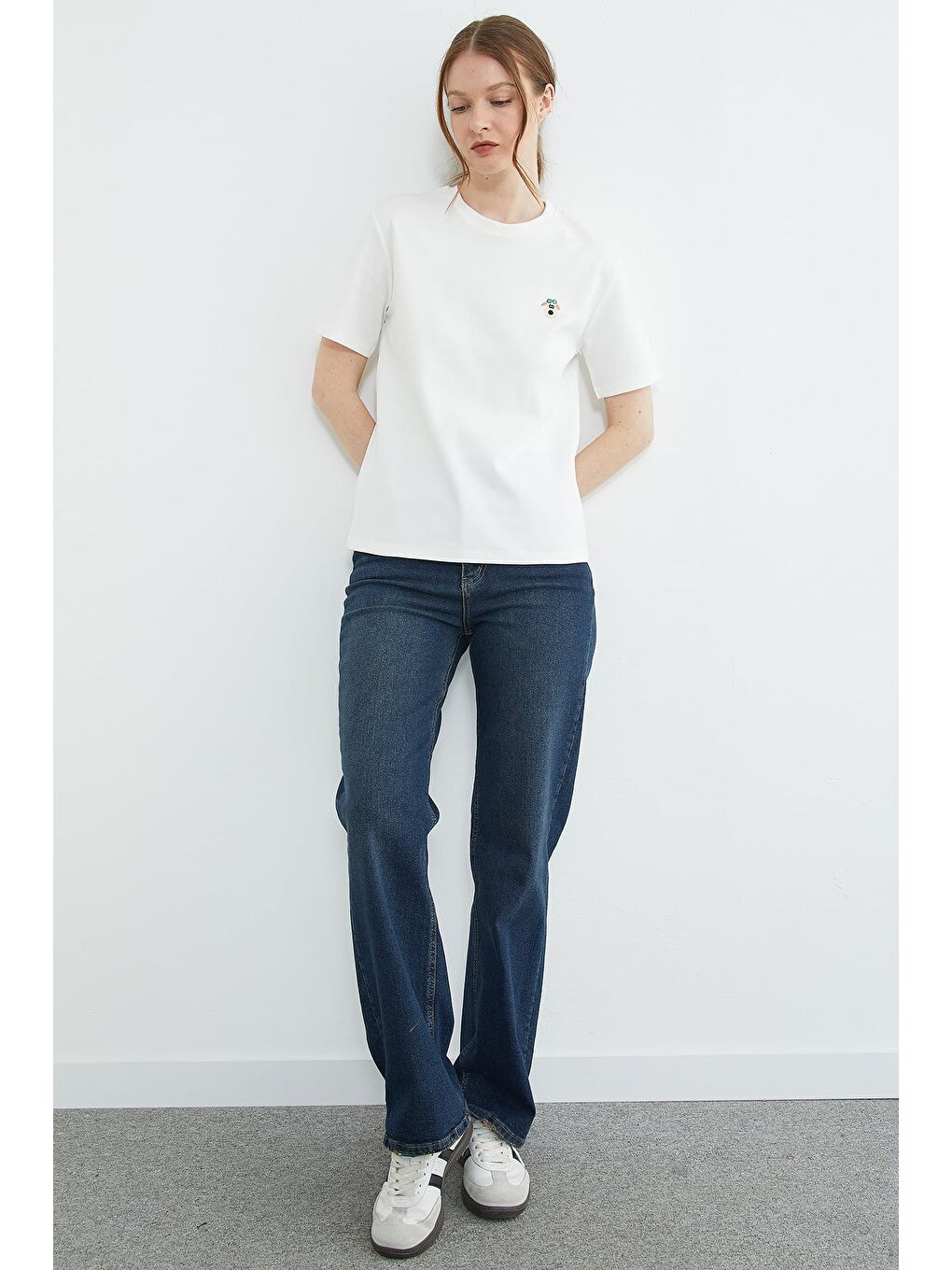 Beyaz Köpek Nakışlı Bisiklet Yaka Tişört-3