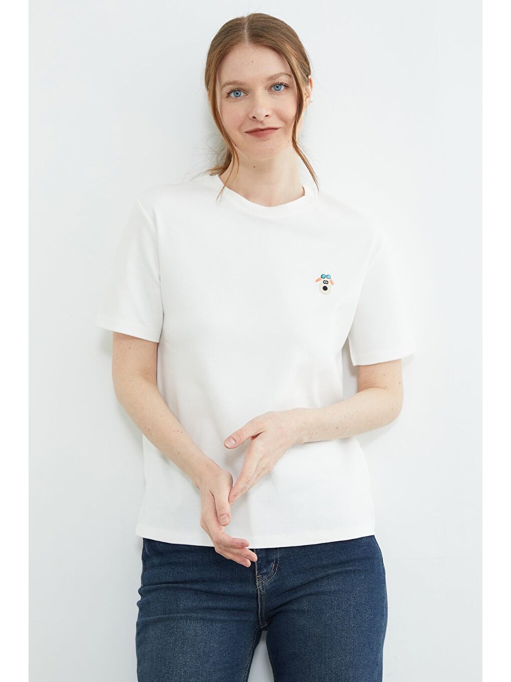 Beyaz Köpek Nakışlı Bisiklet Yaka Tişört-4