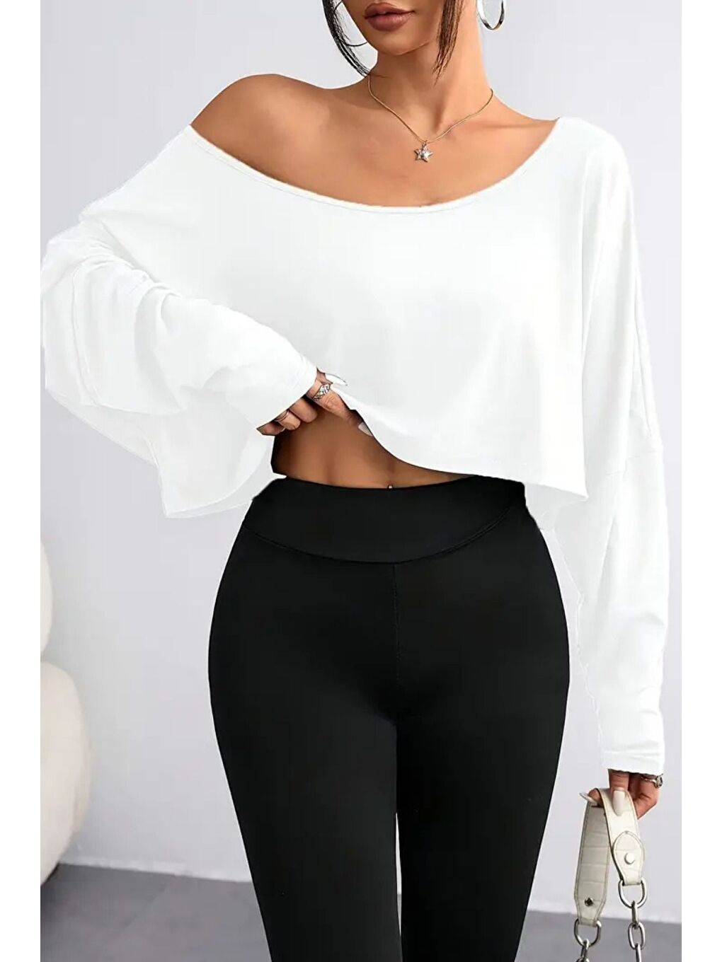 Beyaz Kadın Düşük Omuz Kayık Yaka Oversize Uzun Kollu Crop T-Shirt-3