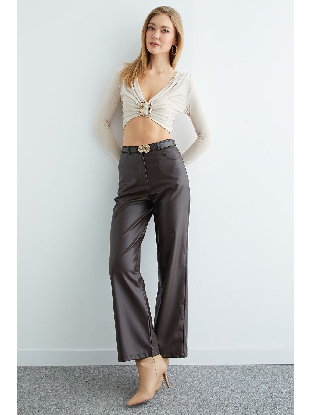 Bej Drapeli Tokalı Omuz Vatkalı Crop Bluz-1