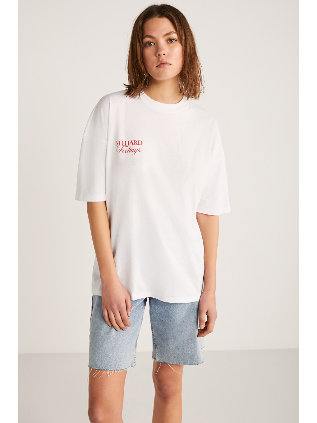 Luck Kadın Ön Ve Arka Kırmızı Yazı Detaylı Beyaz T-shirt-2