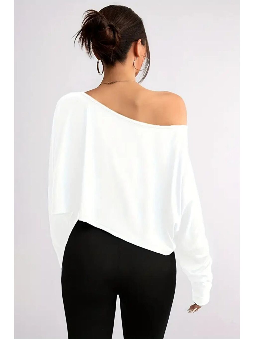Beyaz Kadın Düşük Omuz Kayık Yaka Oversize Uzun Kollu Crop T-Shirt-4