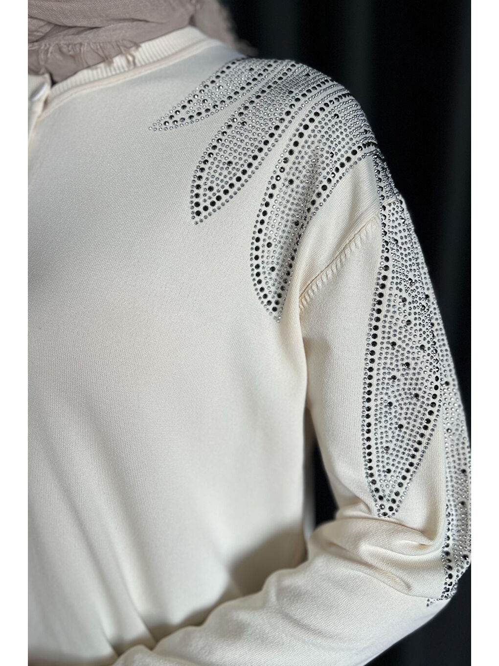 Ekru Taş İşlemeli Düğmeli Tesettür Triko Hırka-4