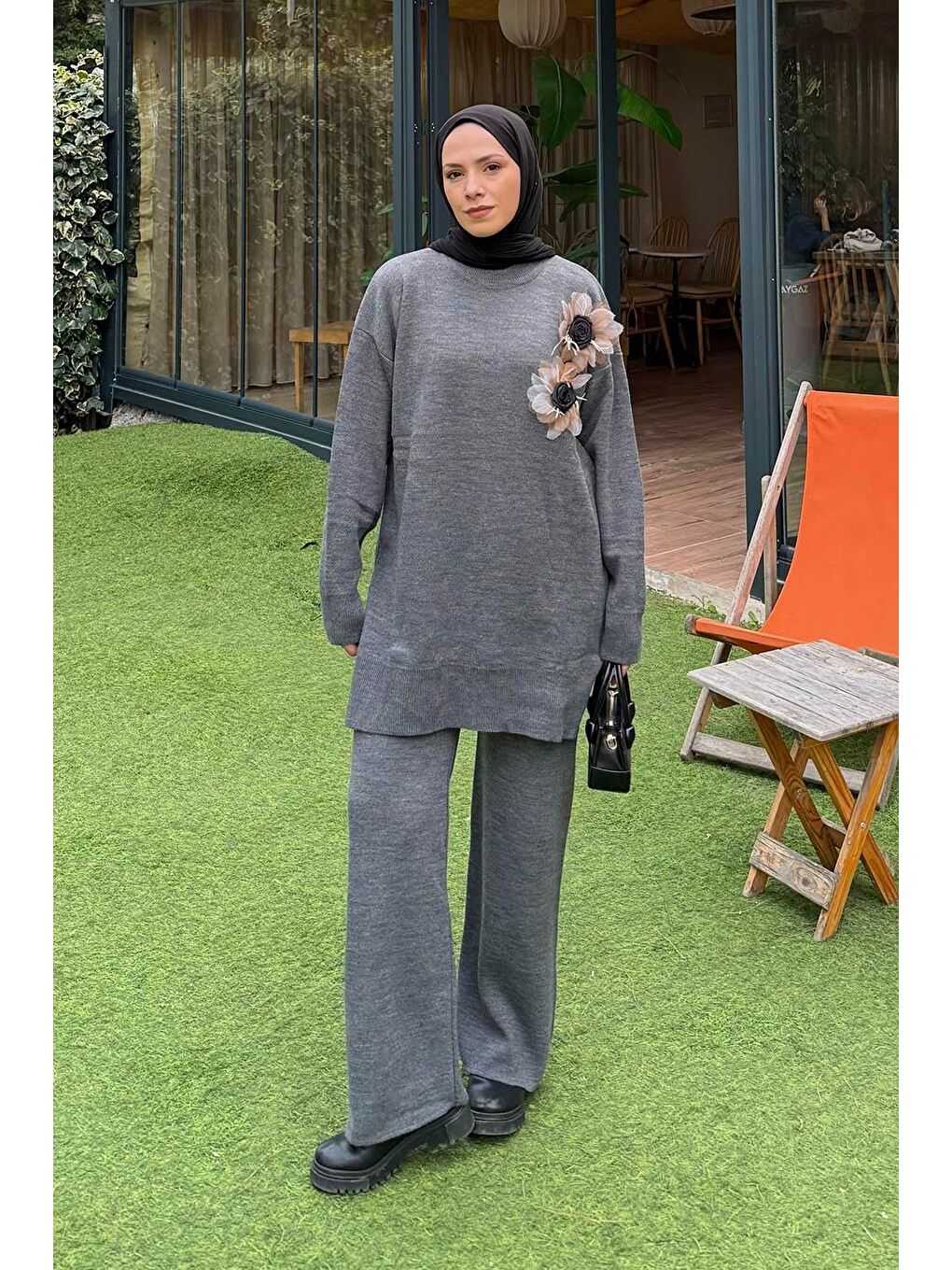 Gri Aksesuarlı Triko Takım Füme