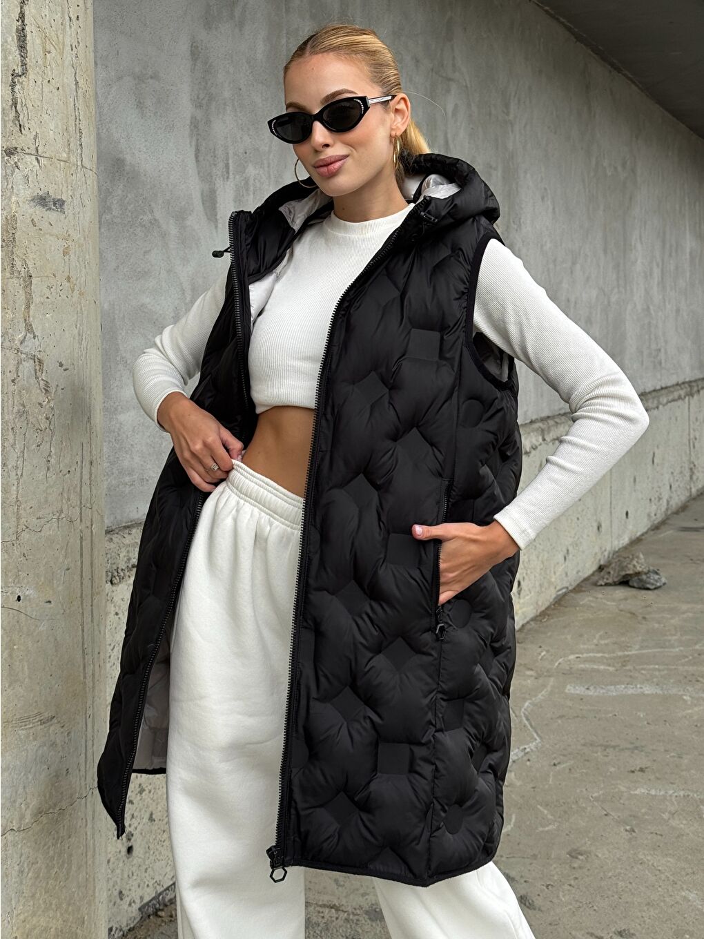 Siyah Kapüşonlu Cepli Uzun Şişme Yelek