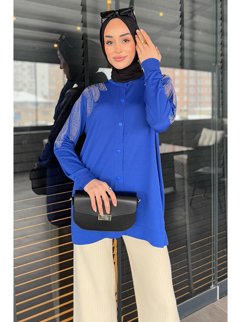Mavi Taş İşlemeli Düğmeli Tesettür Triko Hırka-2