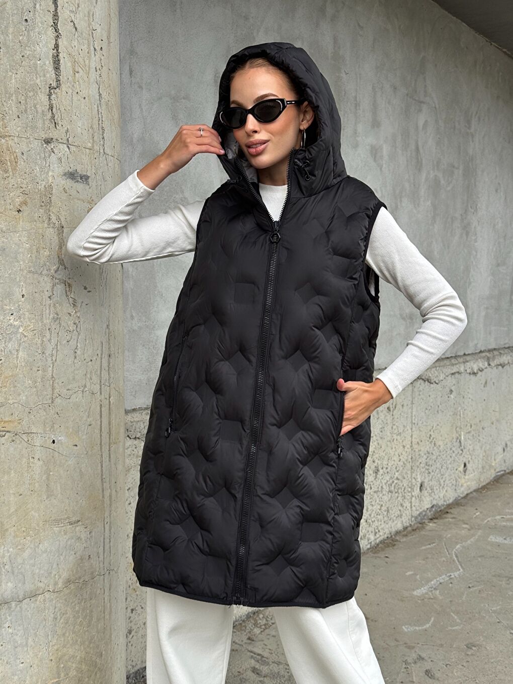 Siyah Kapüşonlu Cepli Uzun Şişme Yelek-2