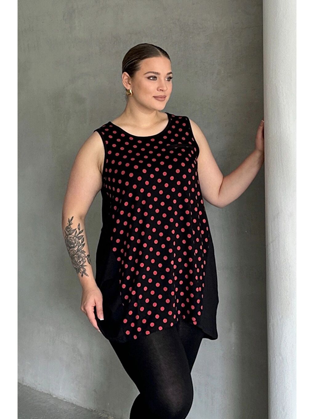 Siyah Büyük Beden Önü Puantiyeli Kolsuz Bluz 302253-1