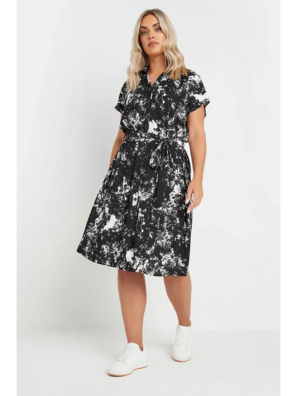 Siyah Büyük Beden Soyut Desenli Önü Düğmeli Kuşaklı Midi Boy Elbise 303330