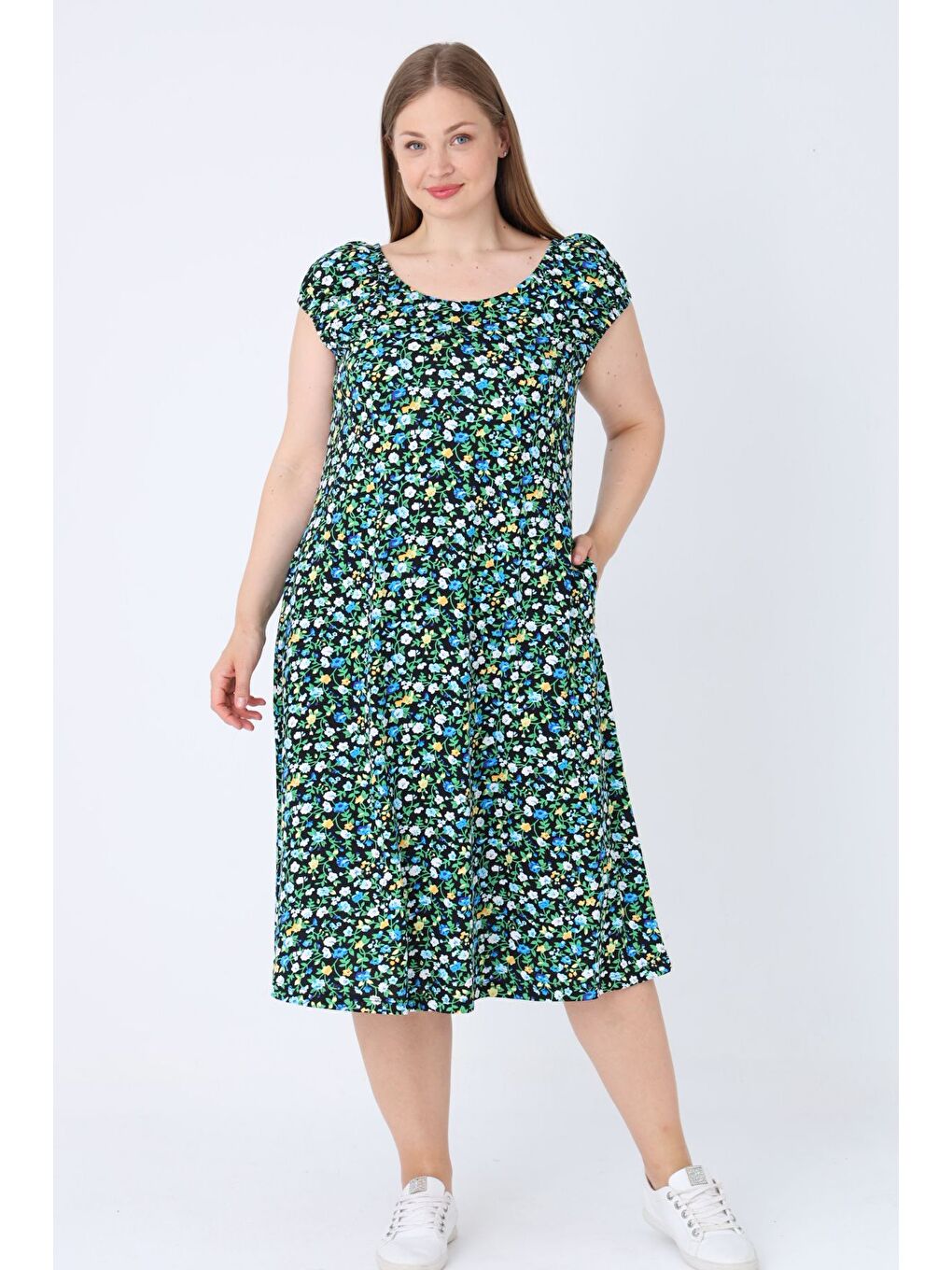 Siyah Çiçek Desenli Askılı Cepli Pamuklu Kadın Büyük Beden Elbise-1