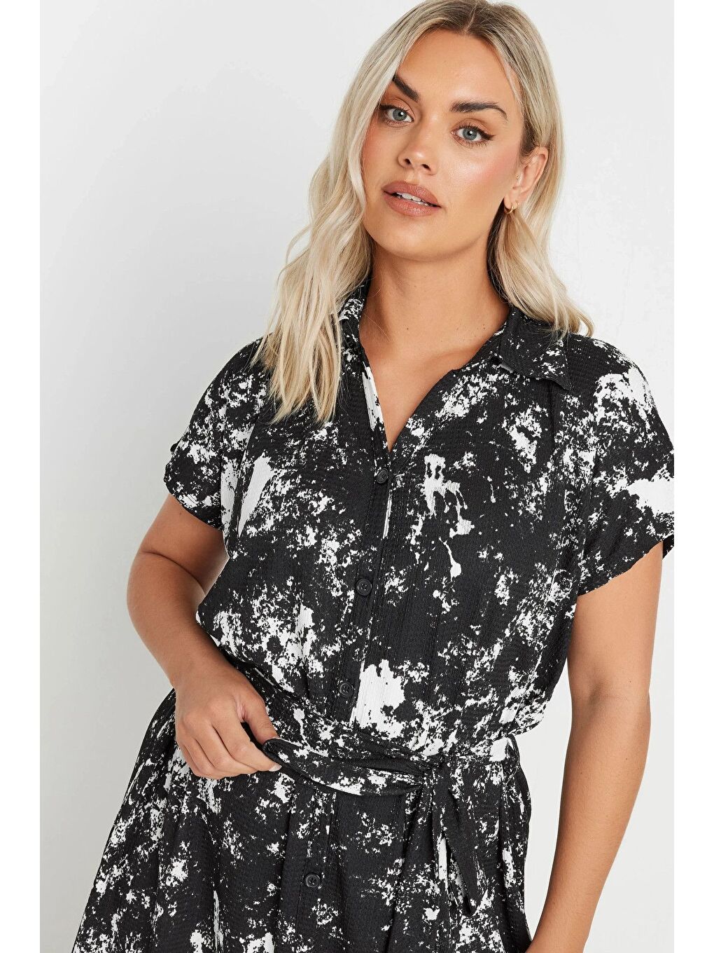 Siyah Büyük Beden Soyut Desenli Önü Düğmeli Kuşaklı Midi Boy Elbise 303330-1