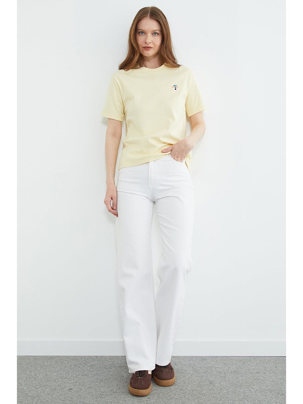 Sarı Köpek Nakışlı Bisiklet Yaka Tişört-1