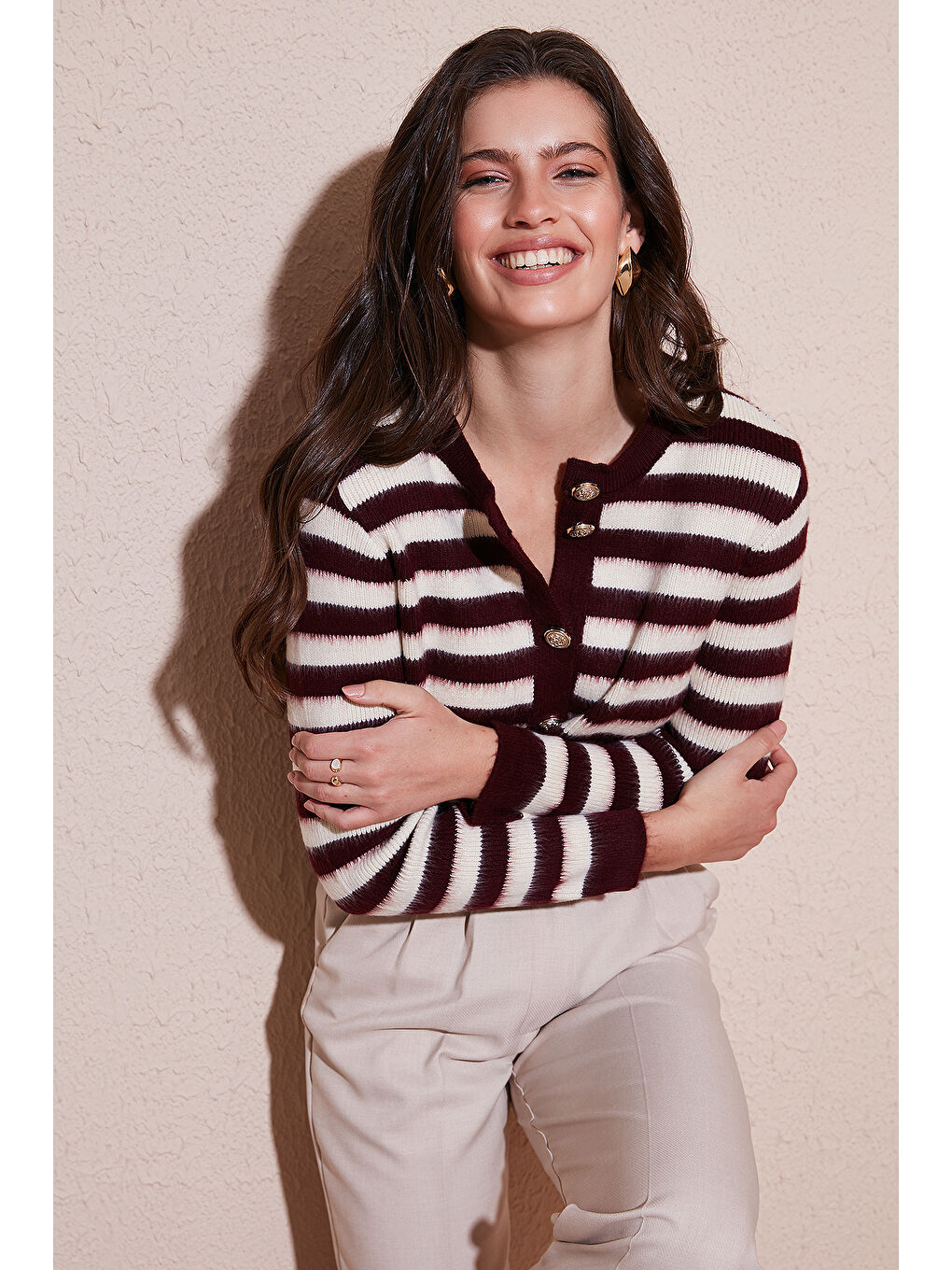 Bordo Çizgili Oversize Fit Bisiklet Yaka Düğmeli Crop Triko Hırka 4615567-1