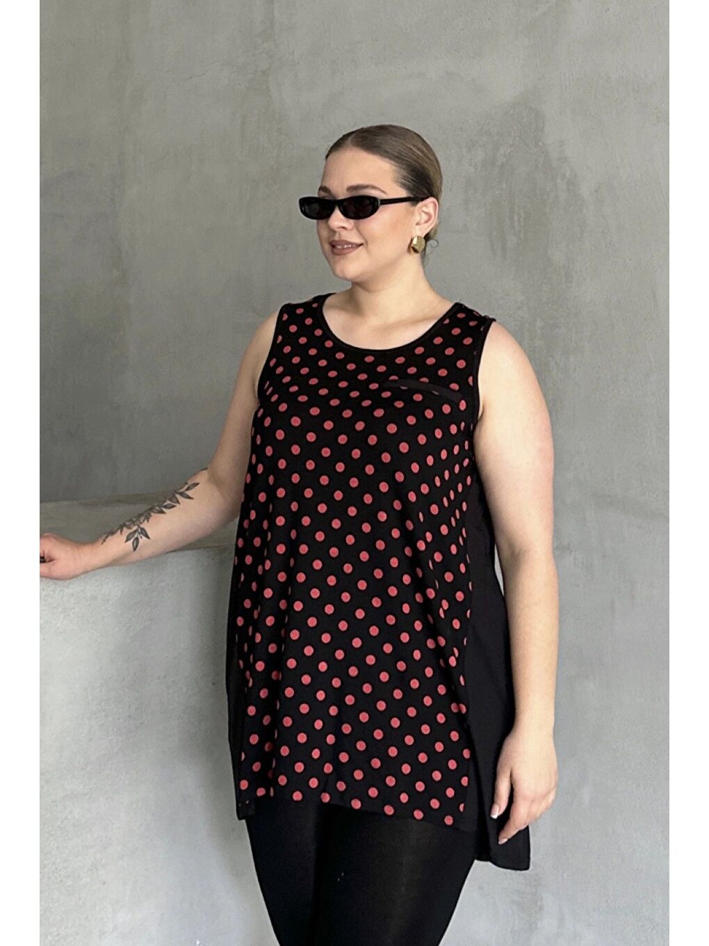 Siyah Büyük Beden Önü Puantiyeli Kolsuz Bluz 302253-3