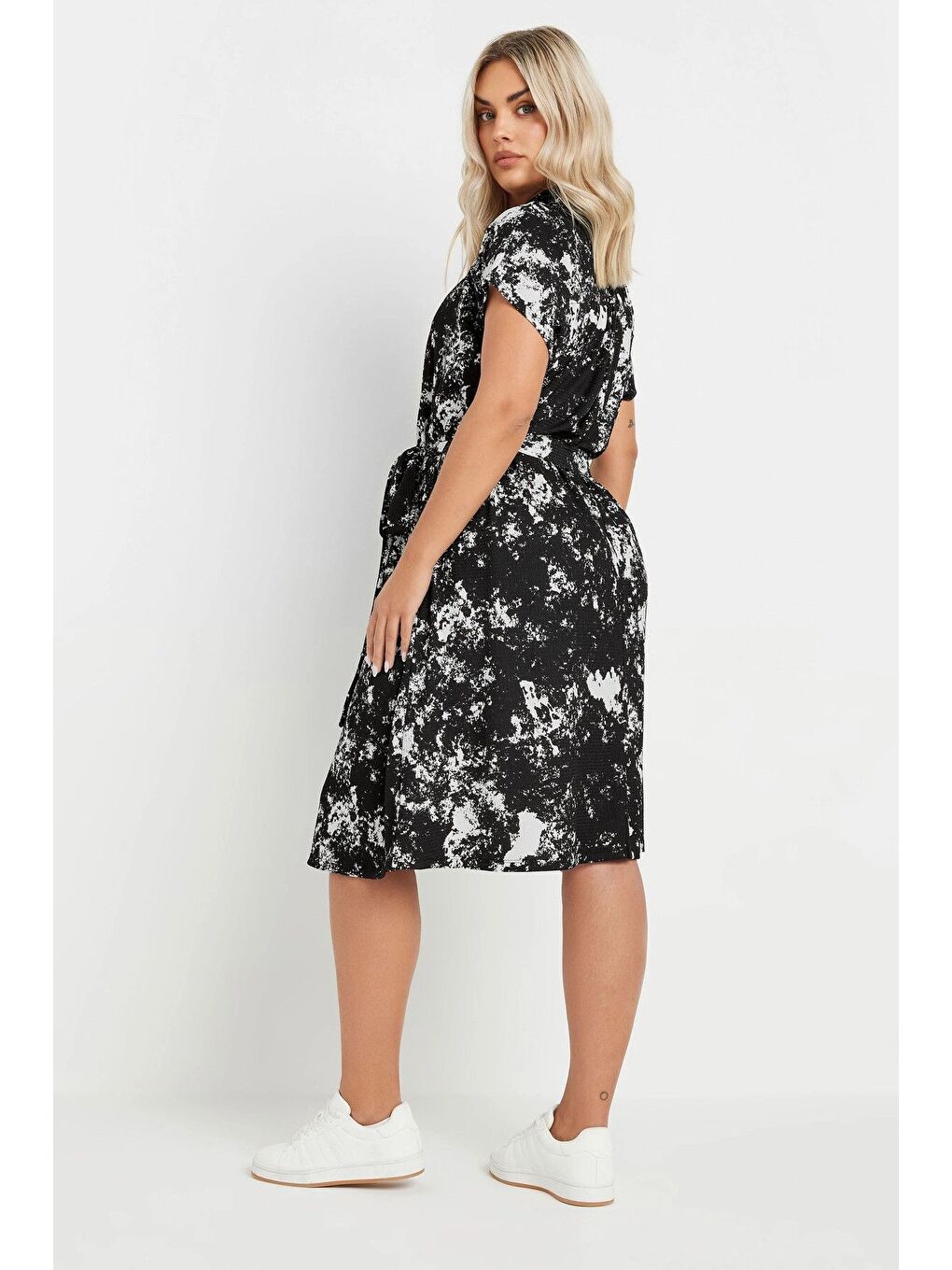 Siyah Büyük Beden Soyut Desenli Önü Düğmeli Kuşaklı Midi Boy Elbise 303330-3