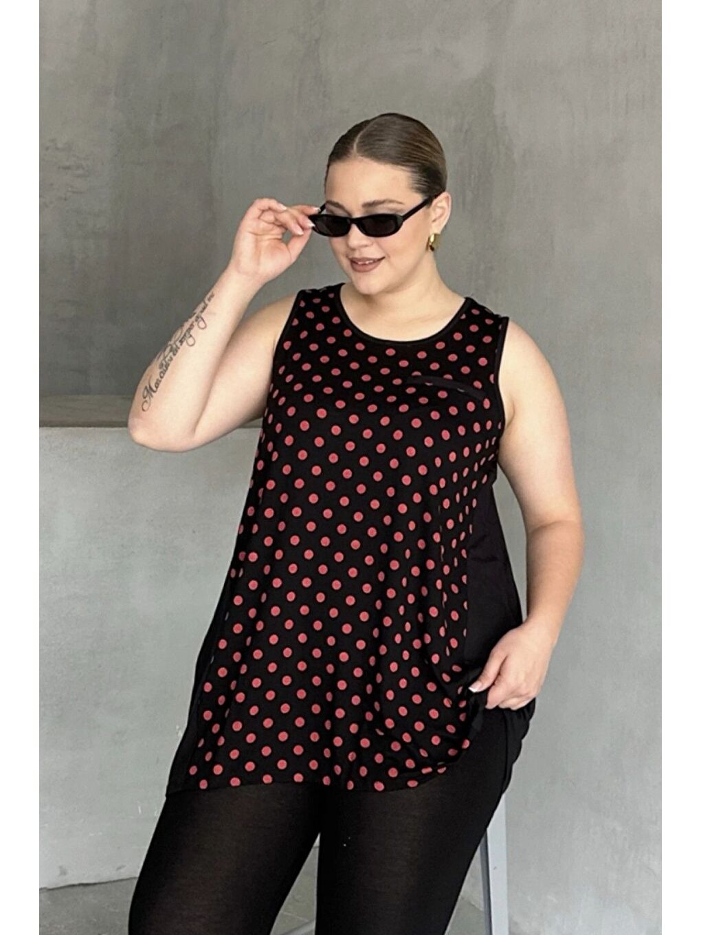 Siyah Büyük Beden Önü Puantiyeli Kolsuz Bluz 302253-4