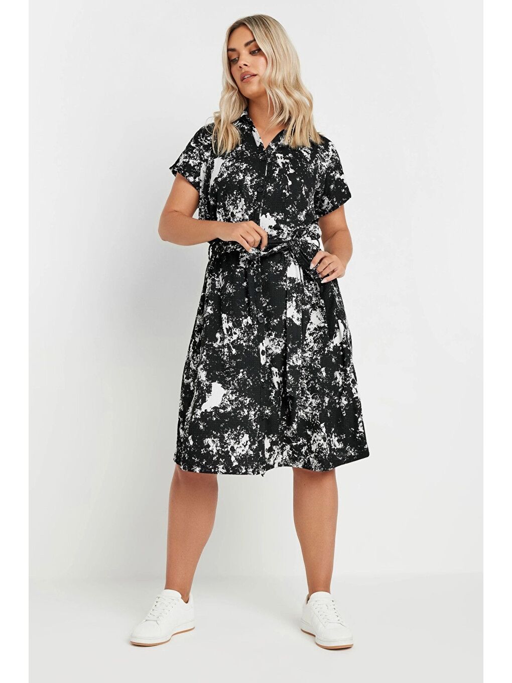 Siyah Büyük Beden Soyut Desenli Önü Düğmeli Kuşaklı Midi Boy Elbise 303330-4
