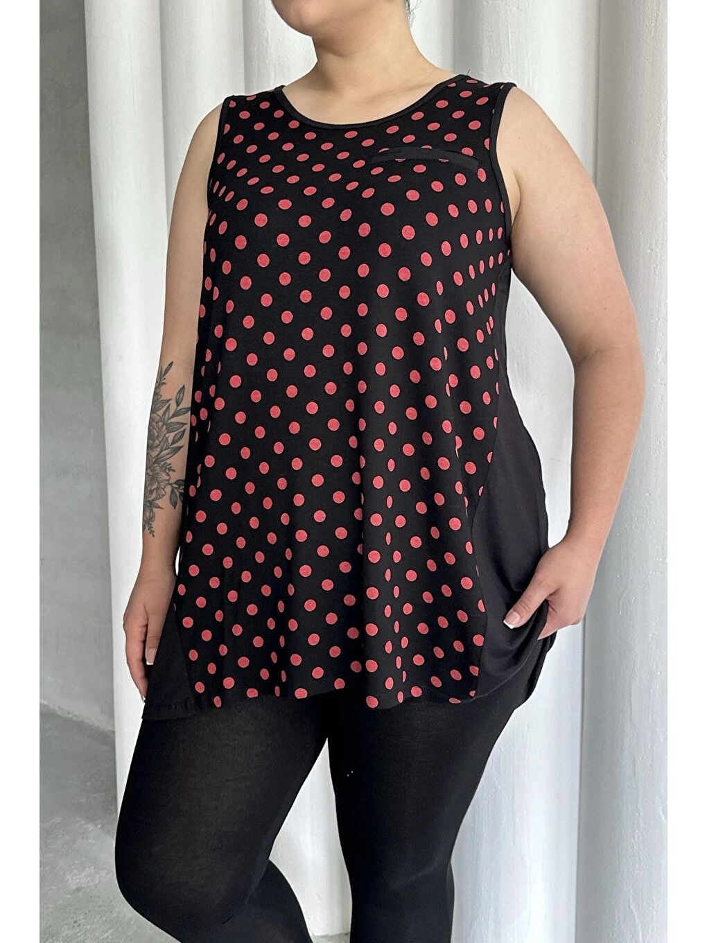 Siyah Büyük Beden Önü Puantiyeli Kolsuz Bluz 302253-5