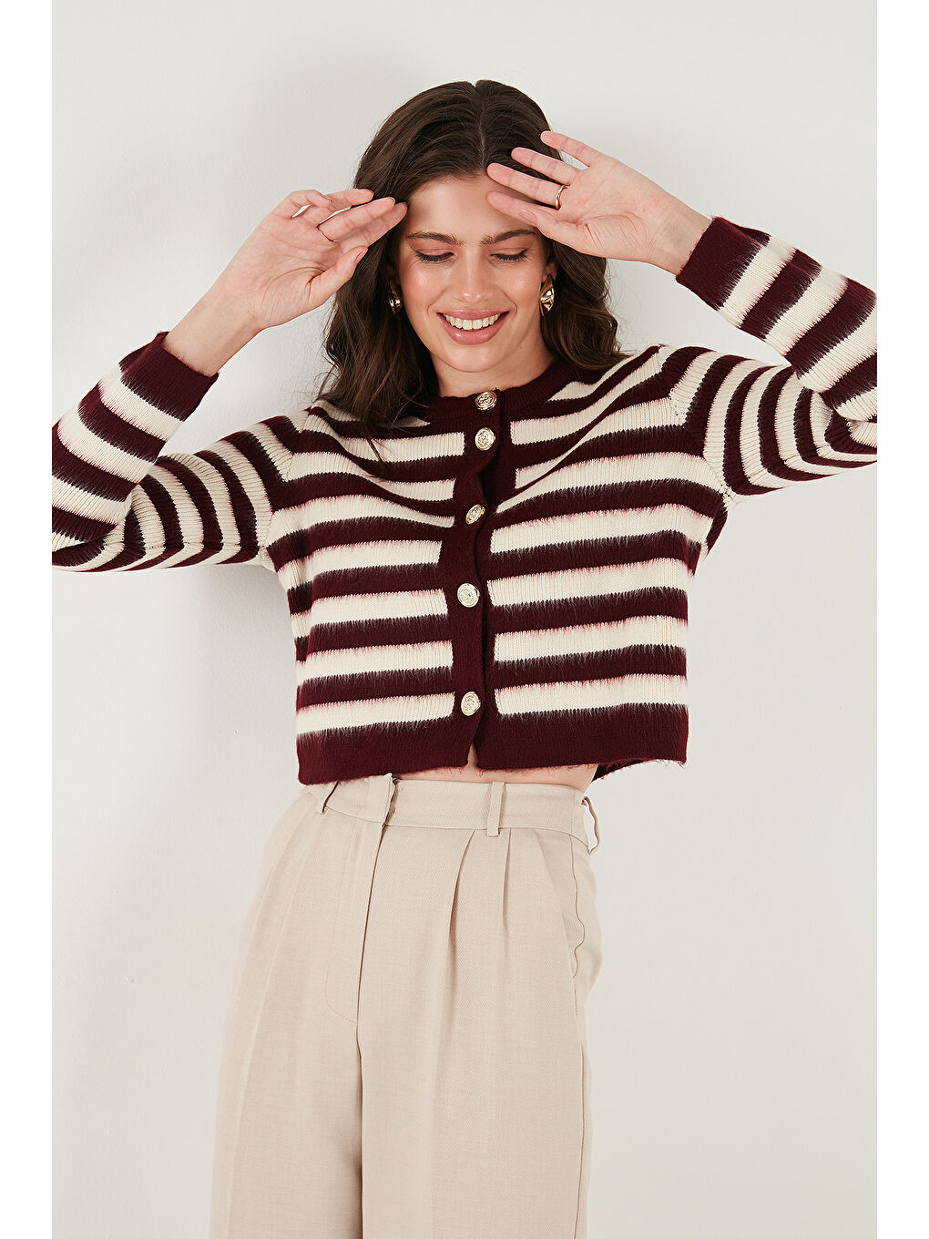 Bordo Çizgili Oversize Fit Bisiklet Yaka Düğmeli Crop Triko Hırka 4615567-3