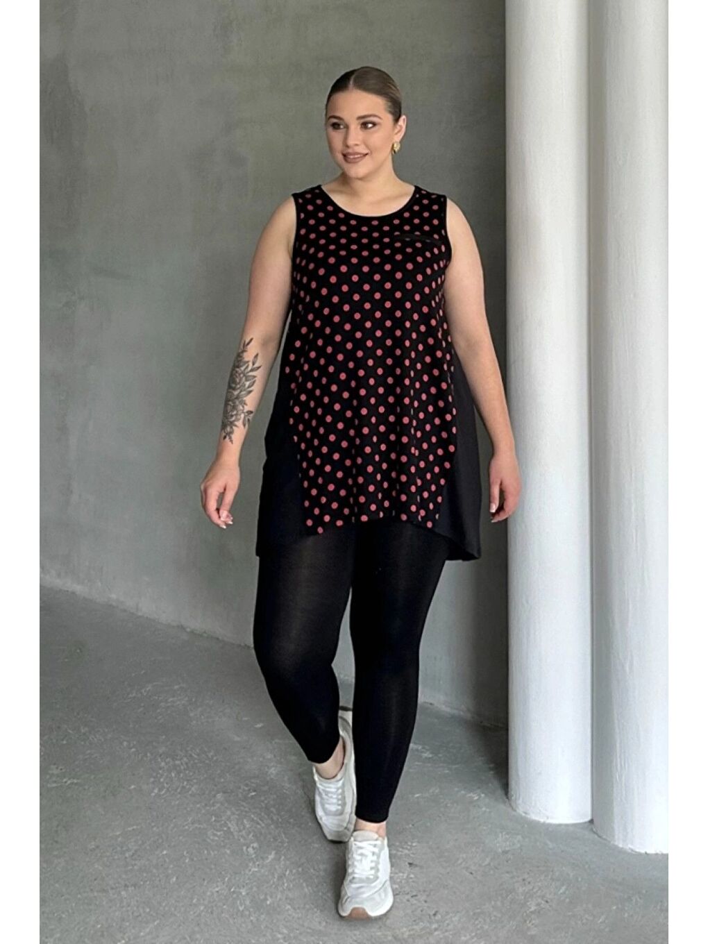 Siyah Büyük Beden Önü Puantiyeli Kolsuz Bluz 302253-6