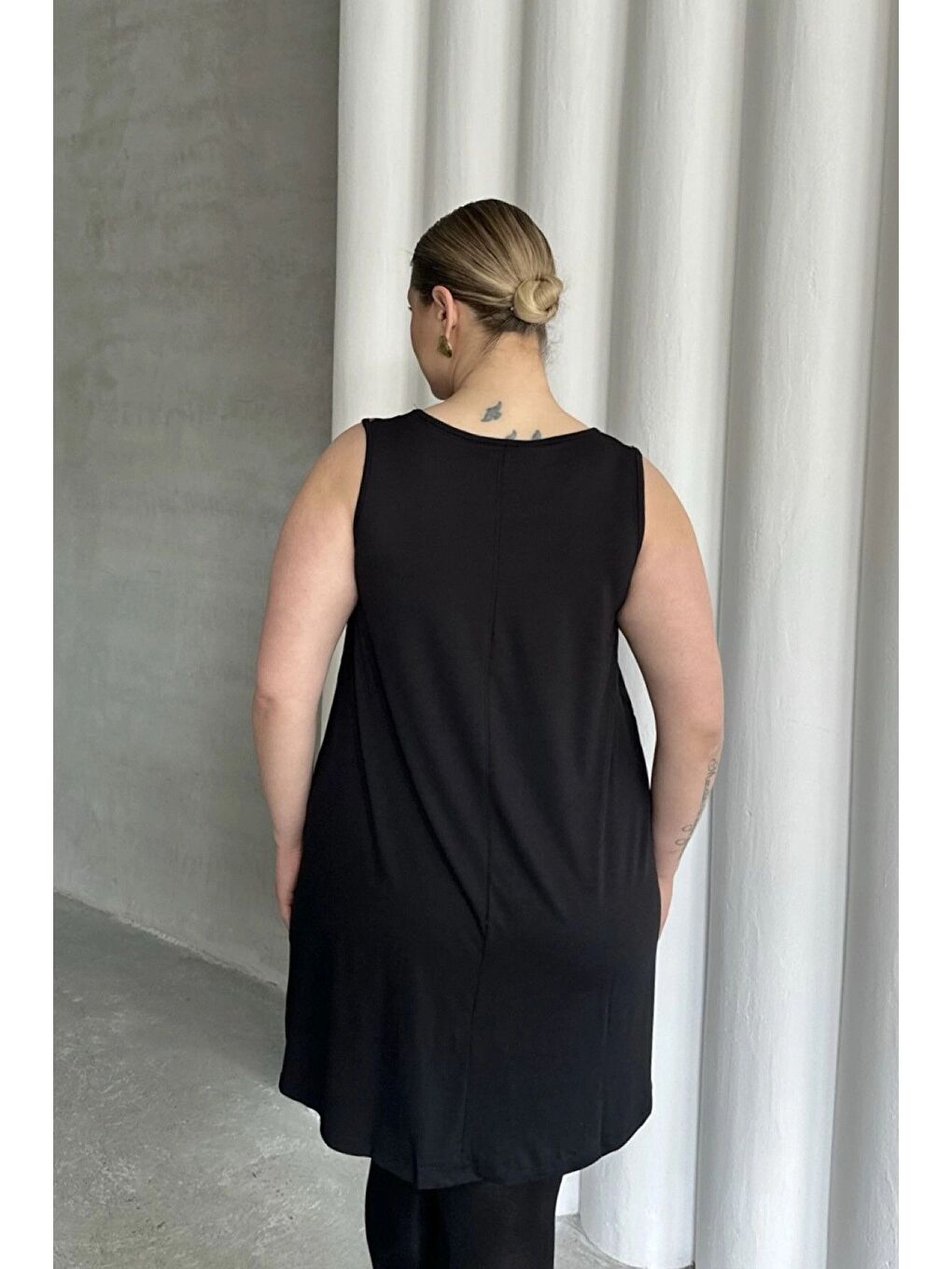 Siyah Büyük Beden Önü Puantiyeli Kolsuz Bluz 302253-7