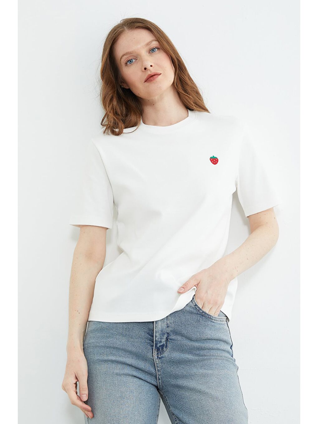 Beyaz Çilek Nakışlı Bisiklet Yaka Tişört