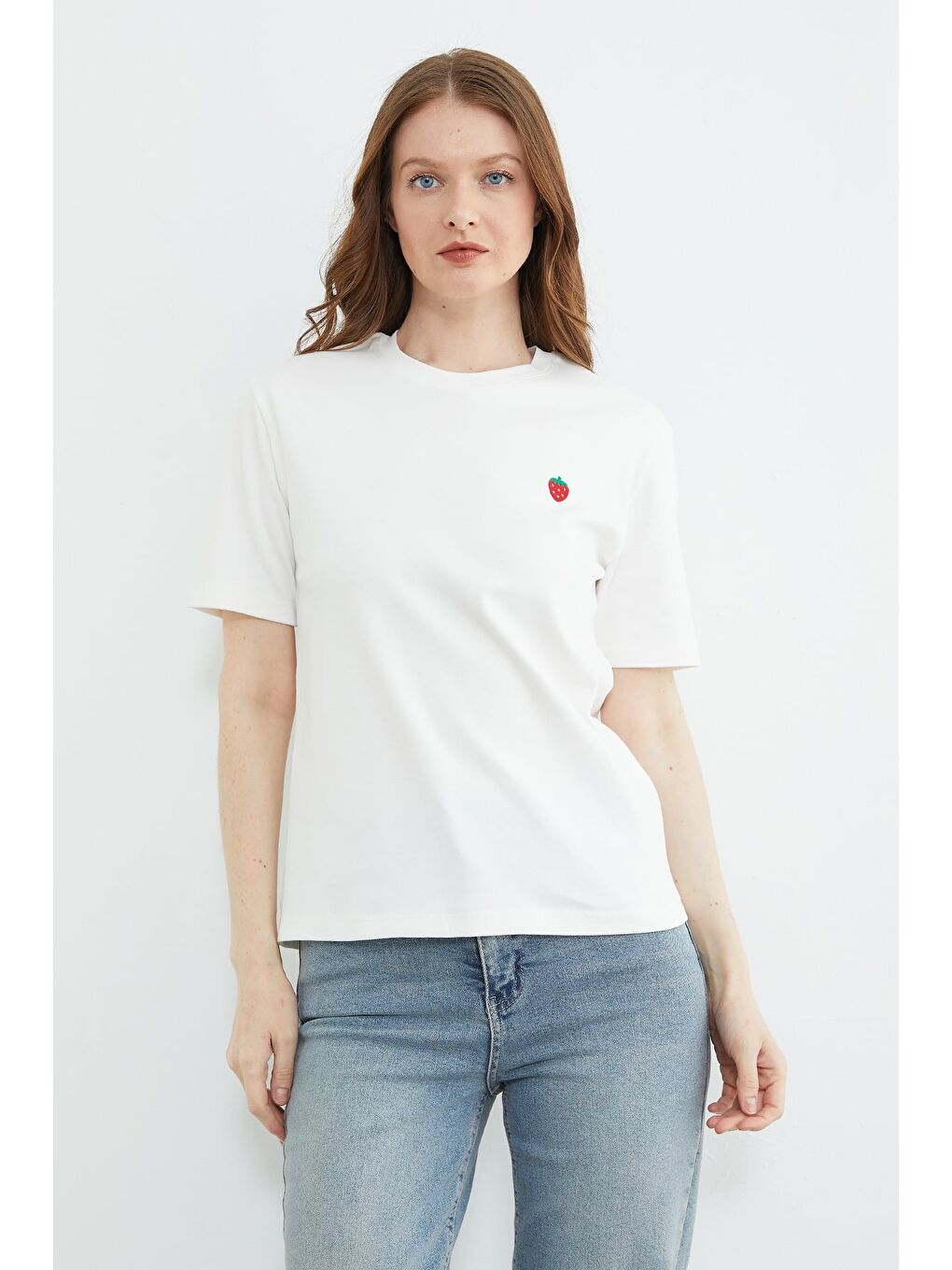 Beyaz Çilek Nakışlı Bisiklet Yaka Tişört-1