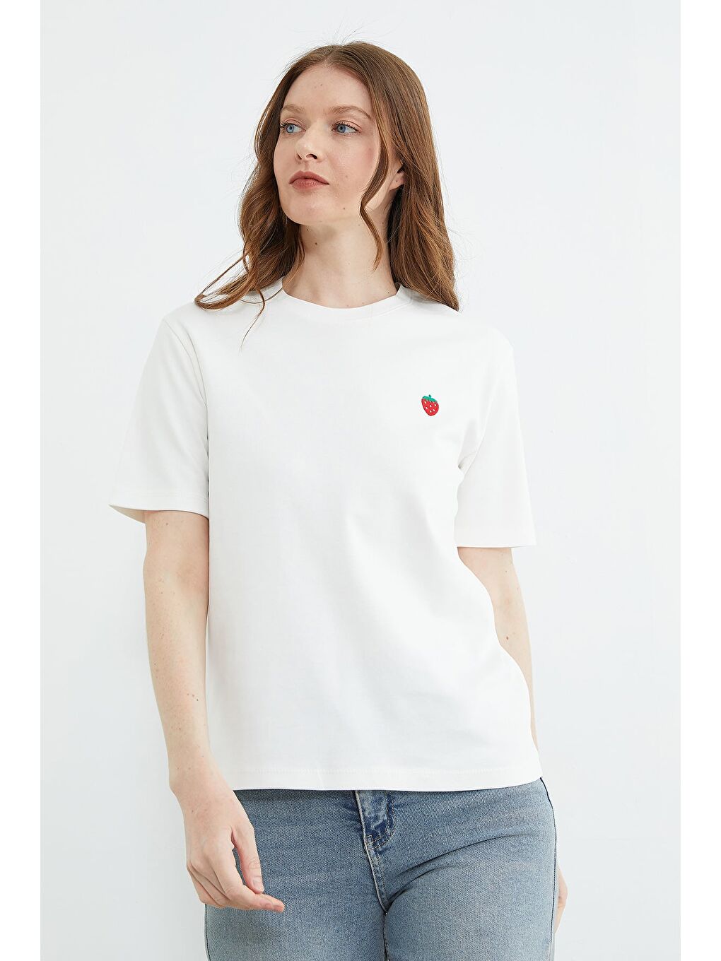 Beyaz Çilek Nakışlı Bisiklet Yaka Tişört-2