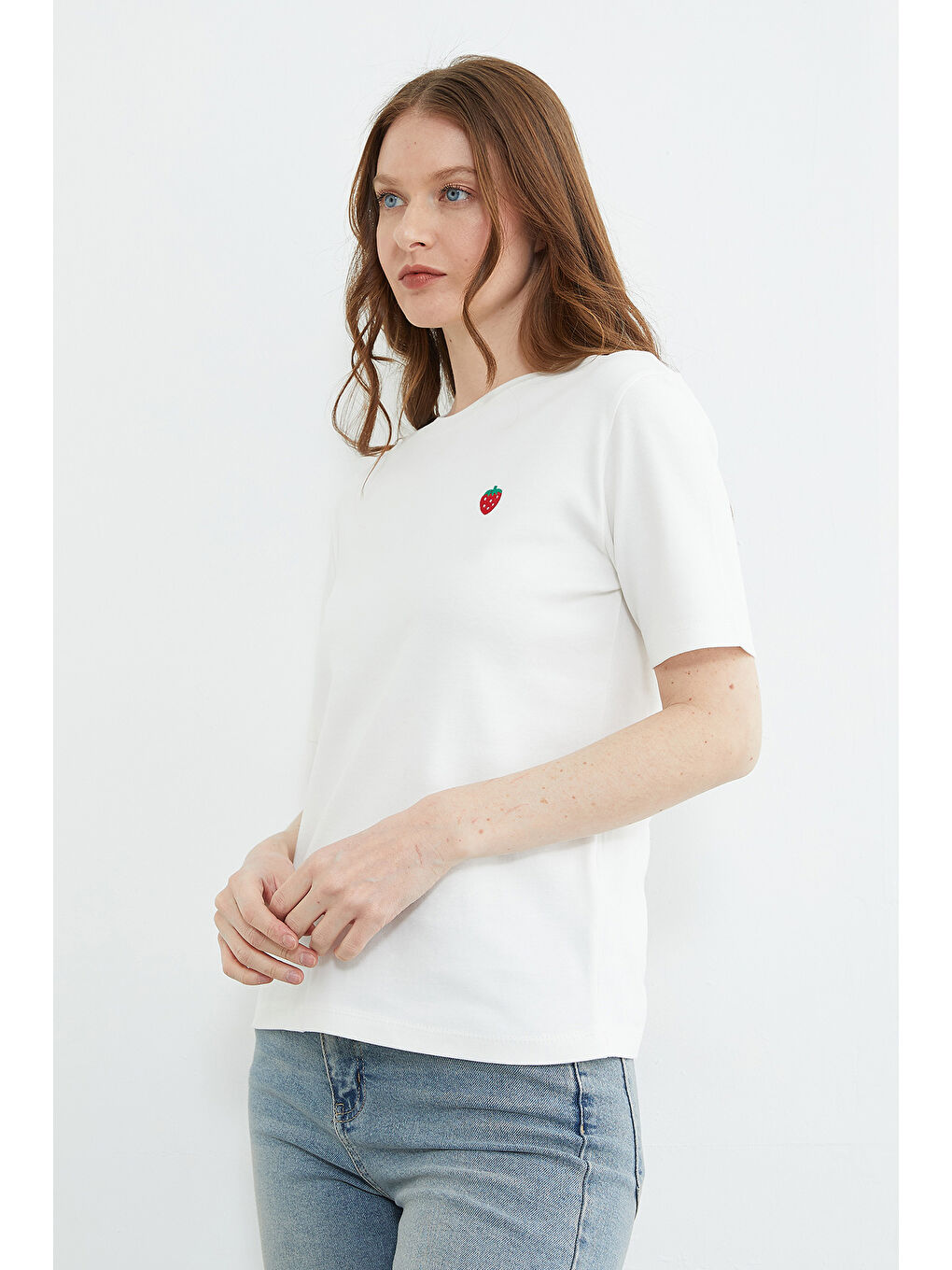 Beyaz Çilek Nakışlı Bisiklet Yaka Tişört-3