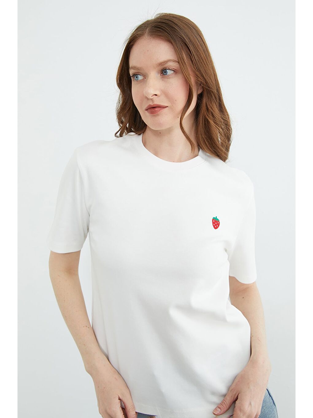 Beyaz Çilek Nakışlı Bisiklet Yaka Tişört-4