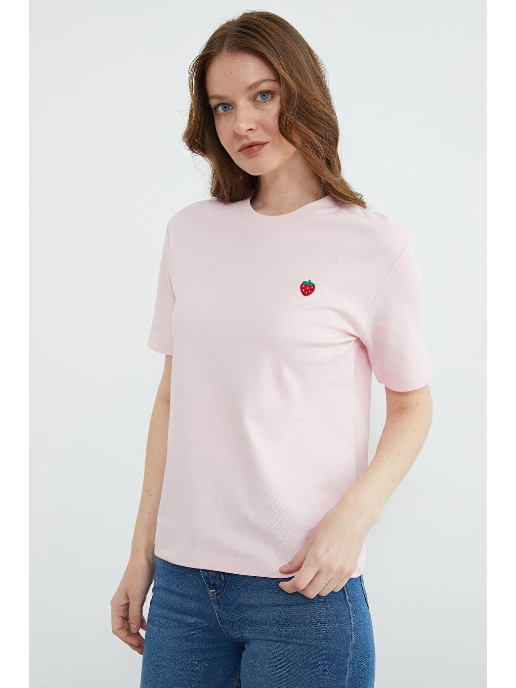 Pembe Çilek Nakışlı Bisiklet Yaka Tişört