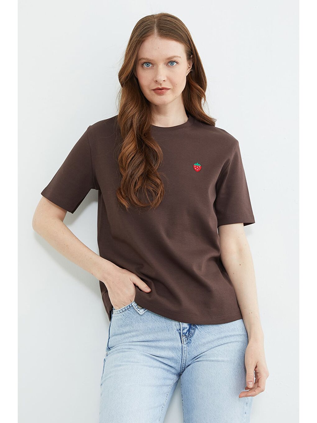 Kahverengi Çilek Nakışlı Bisiklet Yaka Tişört