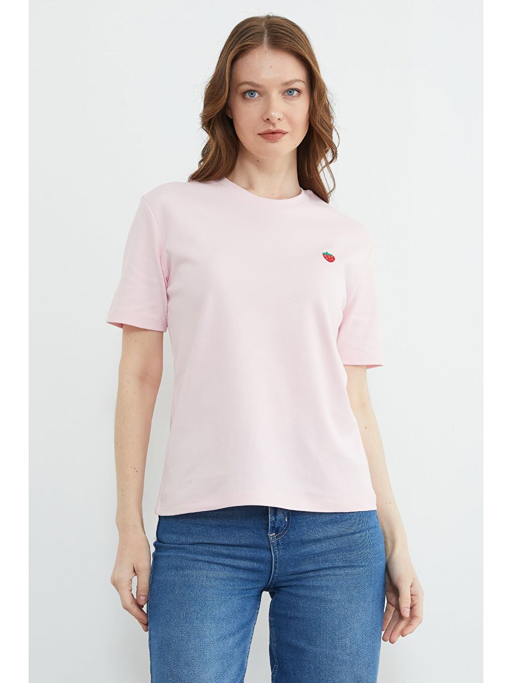 Pembe Çilek Nakışlı Bisiklet Yaka Tişört-1