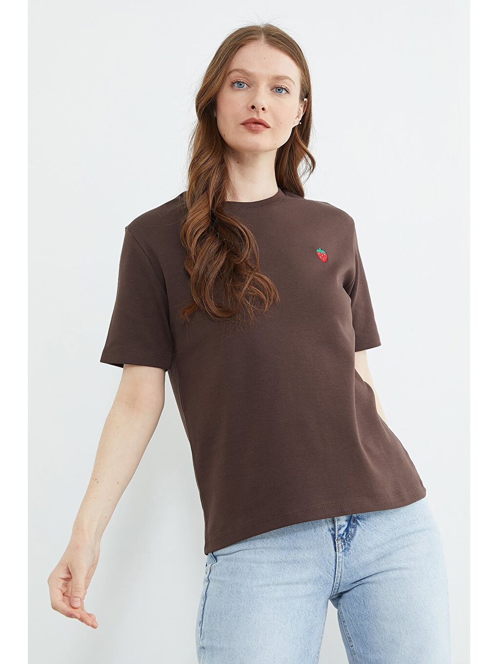 Kahverengi Çilek Nakışlı Bisiklet Yaka Tişört-1