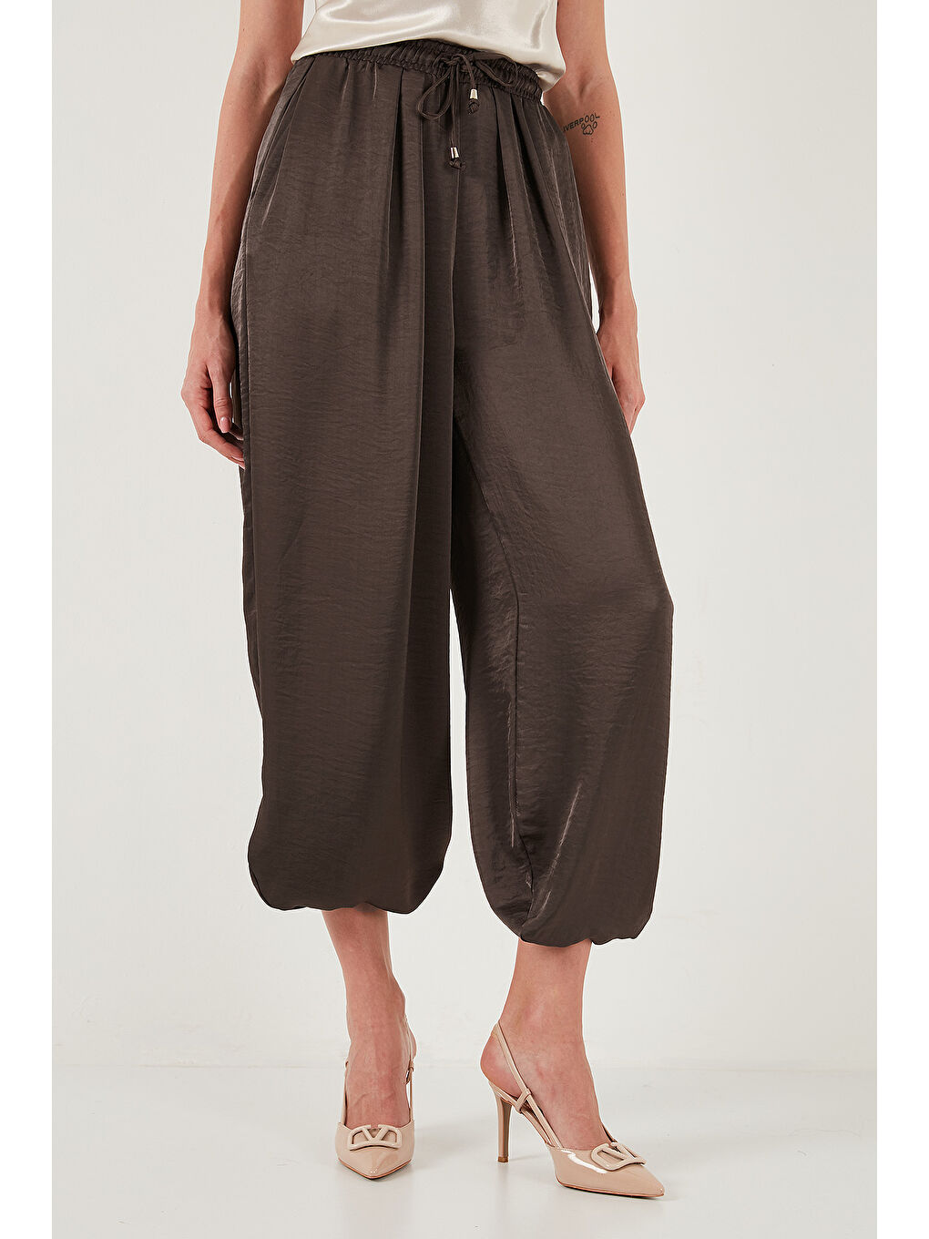 Kahverengi Oversize Bağlamalı Balon Paça Saten Şalvar Pantolon 68351199-2