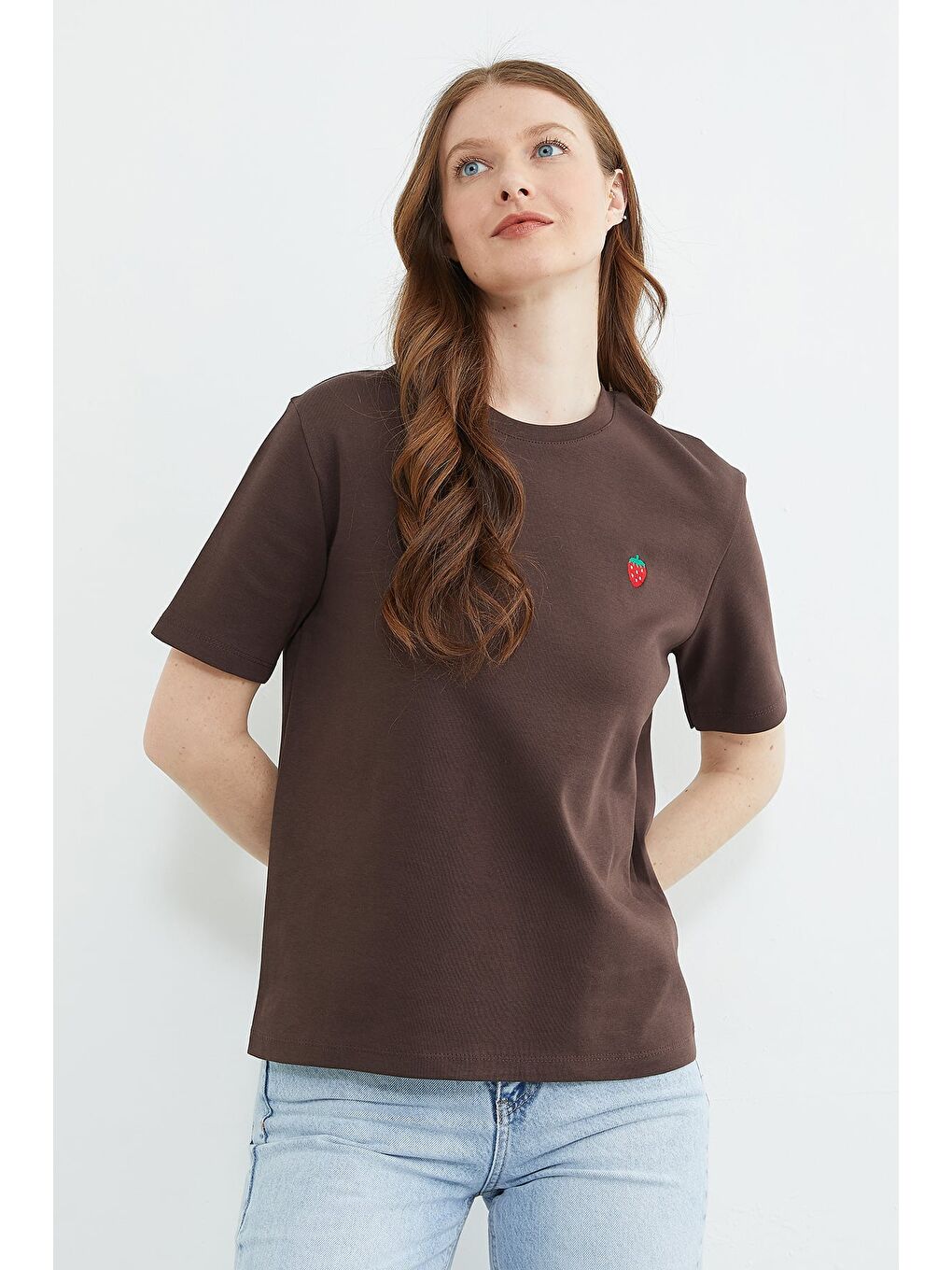 Kahverengi Çilek Nakışlı Bisiklet Yaka Tişört-2